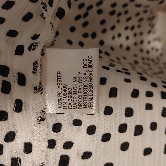 Sleeveless Tahari Blouse. Size Large. - Picture 4 of 4